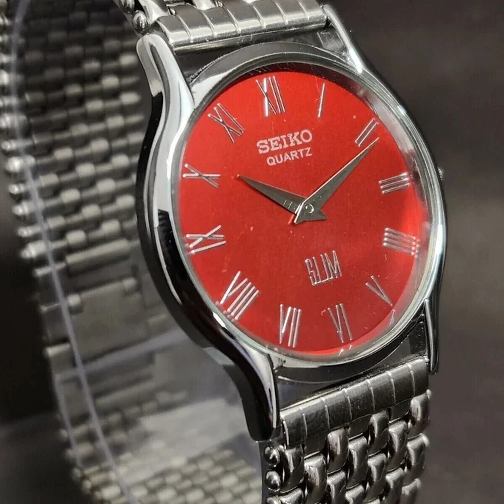 Vintage Style Seiko Quartz Mens Silver Watch & Red accents W/ Metal Strap
